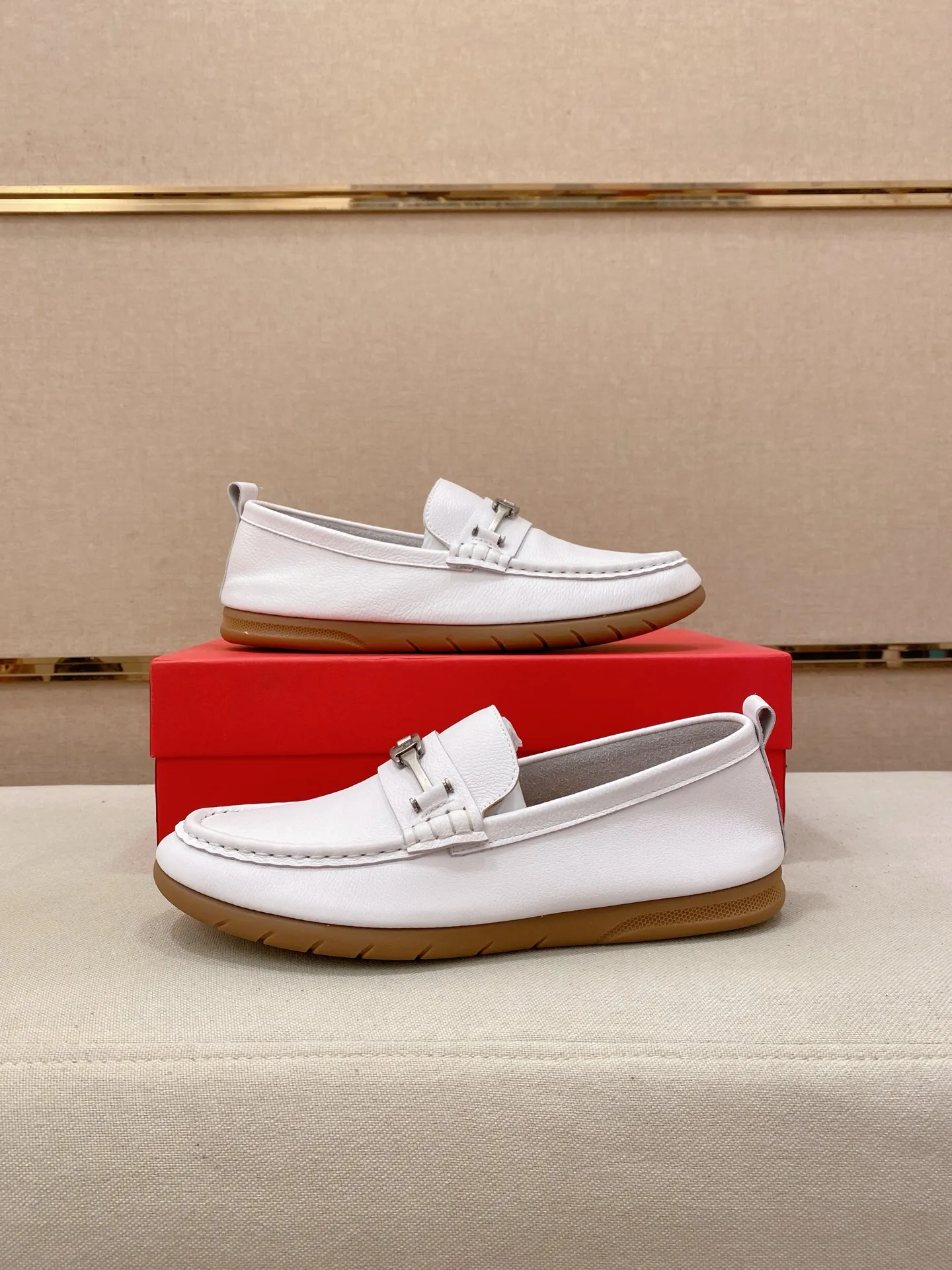 Factory price 500💰 Original Ferragamo men's shoes! The world's top brands...Luxury quality...//Fashion and high-end footwear 👍💪🏻...give you a low-key luxury comfort experience👍. The upper is made of pure Italian imported original cowhide and sweat-absorbent sheepskin lining. It is comfortable and breathable, high-end and classy... luxurious and noble!! .. OEM factory shipment [Hug] stall.. Original board. Welcome to taste..38--44.